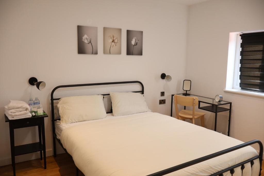 Double bedroom with a black iron bed and bedside tables